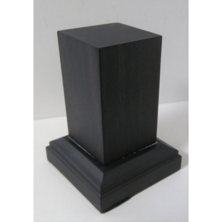 Peana Pedestal 65mm altura, Cuadrada 3 x 3 cm, Ebano. Tapizado inferior. Marca Peanas.net. Ref: 6100E.