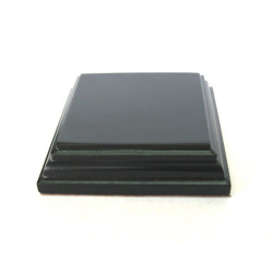 Peana Pedestal 20 mm de altura, parte superior 5 x 5 cm. Realizado en MDF, lacado Negro. Marca Peanas.net. Ref: 88115N.