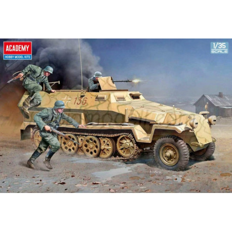 Sd.Kfz.251/1 Ausf. C, contiene 3 figuras. Escala 1:35. Marca Academy. Ref: 13540.